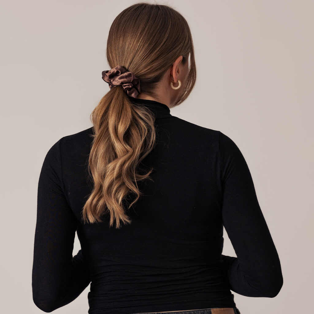 Sidenscrunchie-Chokladbrun-Fluffig-1