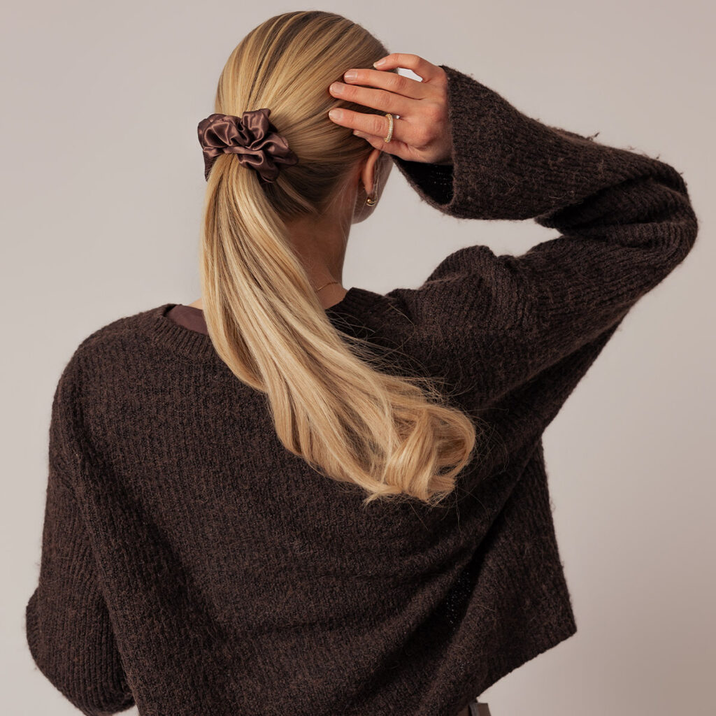 Sidenscrunchie-Chokladbrun-Fluffig-3