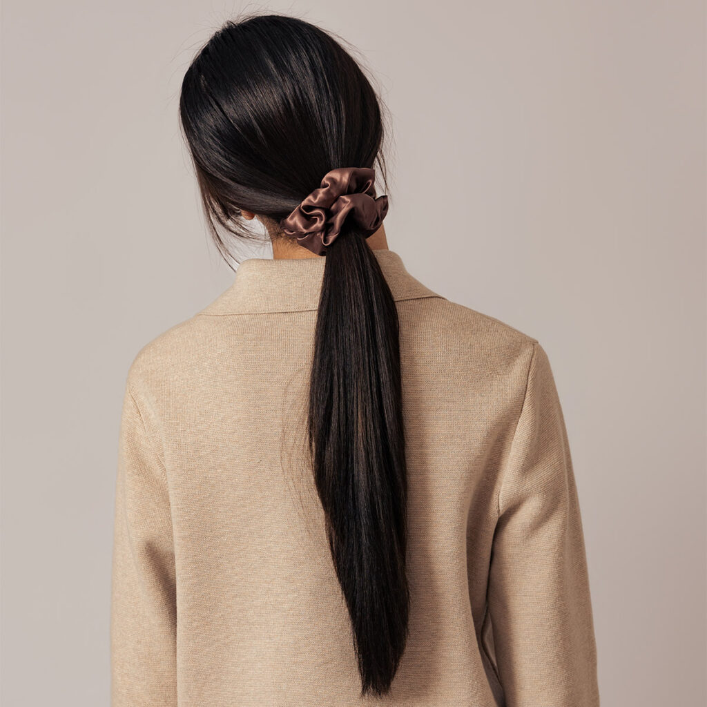 Sidenscrunchie-Chokladbrun-Fluffig-5