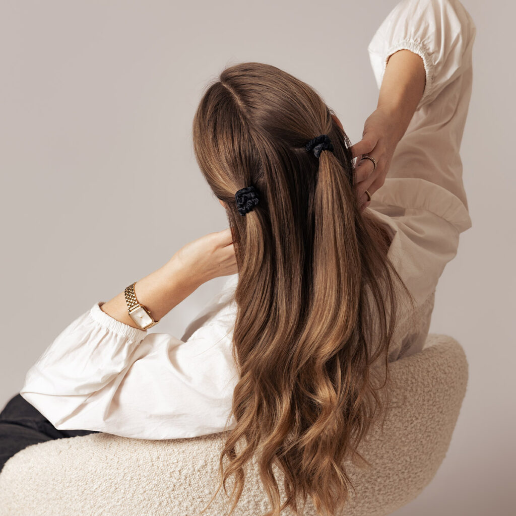 Sidenscrunchie-Svart-mini-1