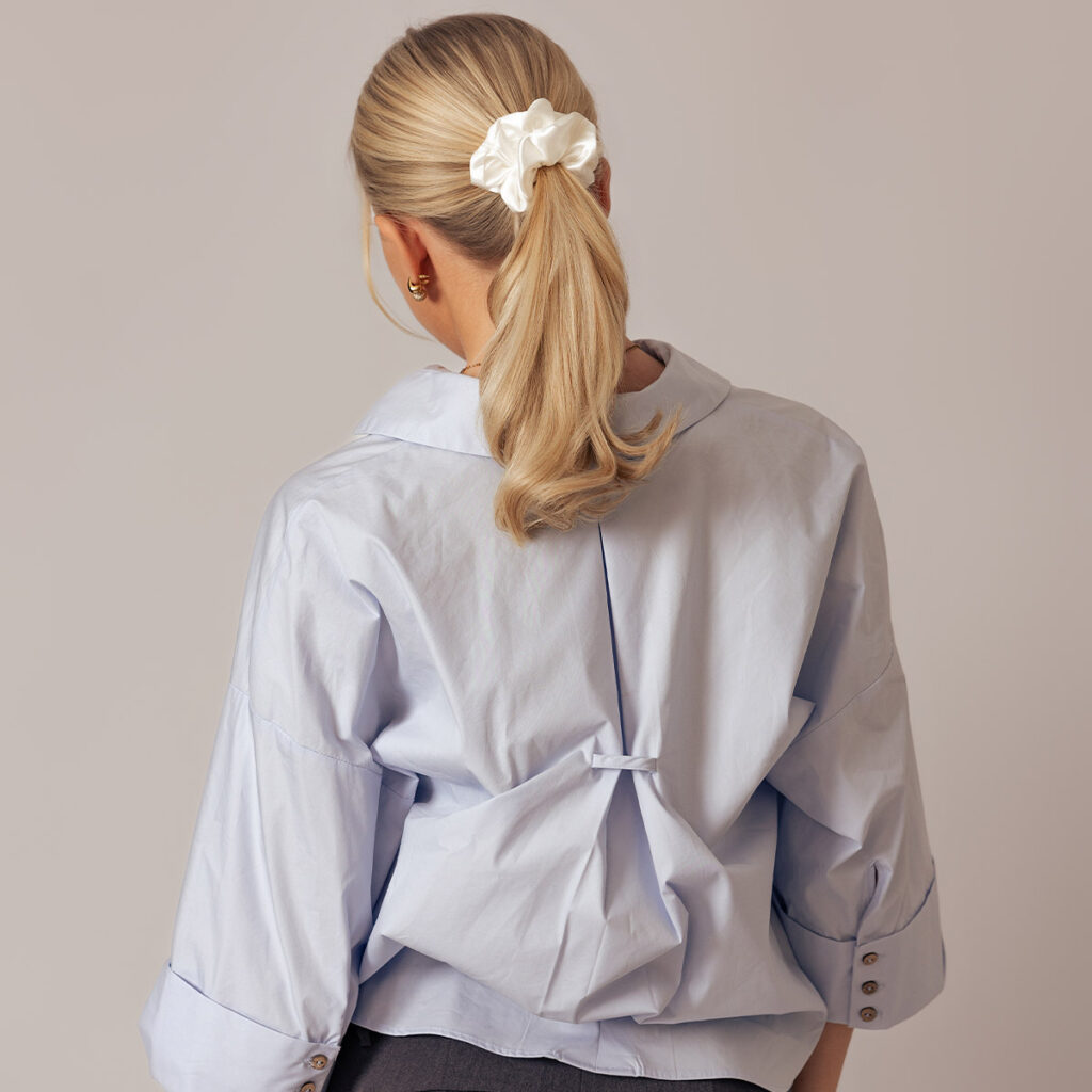 Sidenscrunchie-Vit-Fluffig-2