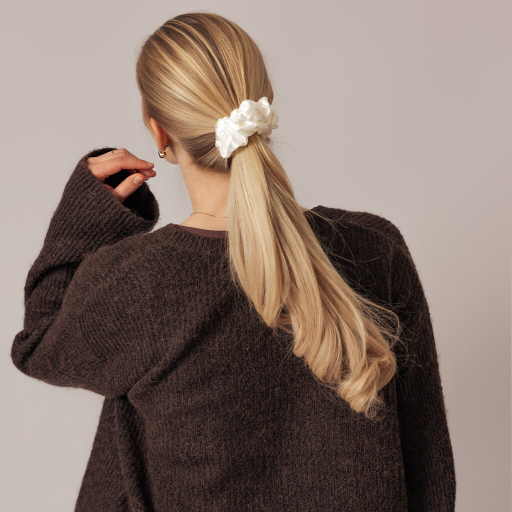Sidenscrunchie-Vit-Fluffig-4